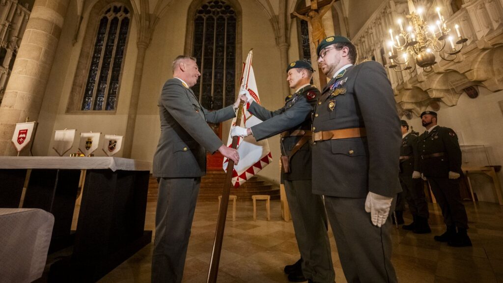 Brigadier Cibulka übergibt die Fahne an den Fahnentrupp.
(Foto: Bundesheer/CARLOVITS)